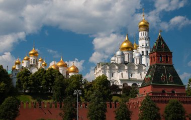 Ivan büyük çan kulesi ve kubbeleri varsayım Katedrali Moskova'da Kremlin duvarı üzerinden görüldü.