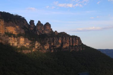 Üç kız kardeş oluşumu Sydney Australia dışında mavi Dağları Milli Parkı rock. Yerli Efsaneye göre kız kardeşler onları komşu kabileden korumak taşa çevrildi