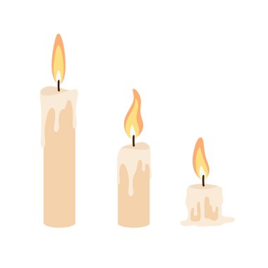 Alevler ve damlayan balmumuyla üç farklı yükseklik mumu, beyaz arka planda izole edilmiş.