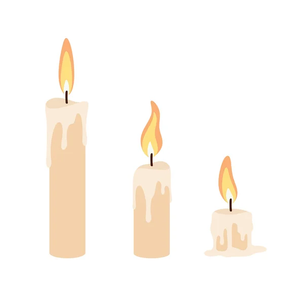 Alevler ve damlayan balmumuyla üç farklı yükseklik mumu, beyaz arka planda izole edilmiş.