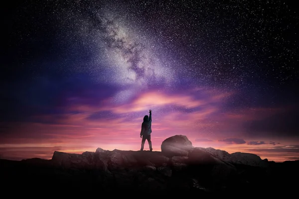 Ночная Фотография Пейзажа Человек Стоящий Высоком Месте Удивительным Видом Галактику — стоковое фото