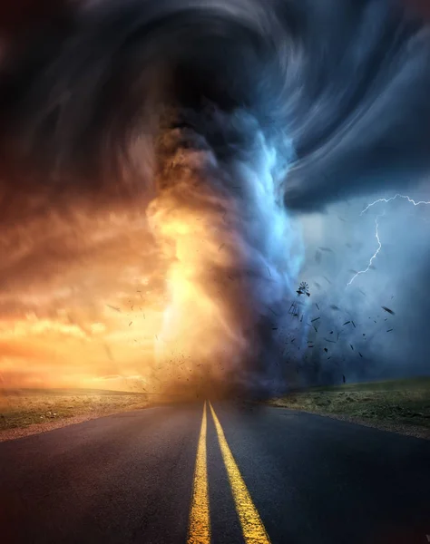 一个强大的超级风暴在日落产生一个巨大的破坏性龙卷风在公路上的道路上 混合媒体插图 — 图库照片