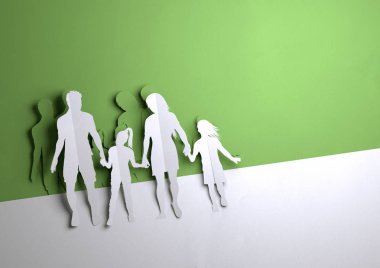 Katlanmış kağıt sanat origami. Bir baba ve kağıt, toplum ve aile ilgili konular hazırlanmış çocuk anne. 3D çizim.