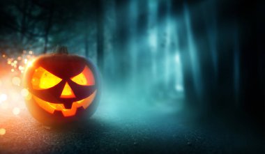Puslu ve karanlık akşamı sırıtarak Spooky Halloween balkabağı Jack O fener.