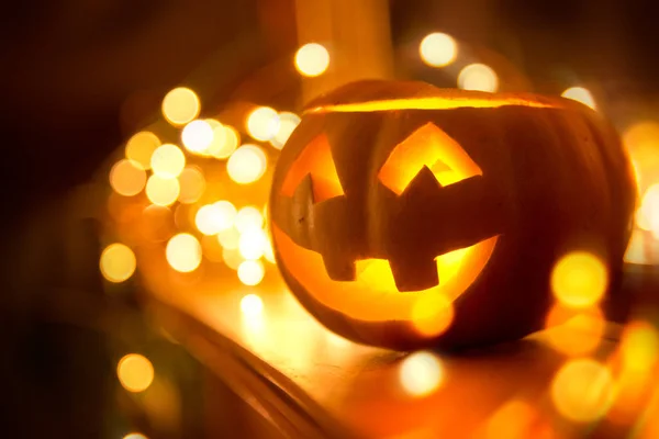 Een Vrolijk Glimlachende Jack Lantern Halloween Geplaatst Een Open Haard — Stockfoto