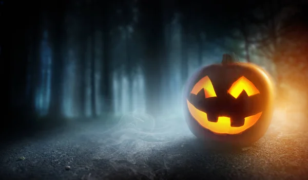 Mysterious Spooky Misty Halloween Evening Background Glowing Jack Lantern Pumpkin — Stock Photo, Image