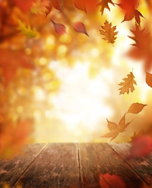 Arka planda düşen bir rustik eski ahşap tablo açık havada sonbahar yaprakları.