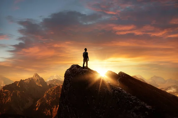 Un hombre en la cima de una montaña — Foto de Stock