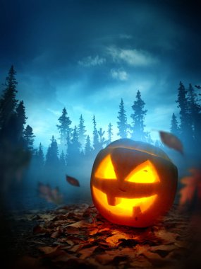 Gece bir Spooky Jack O Fener ile Halloween Arka Plan