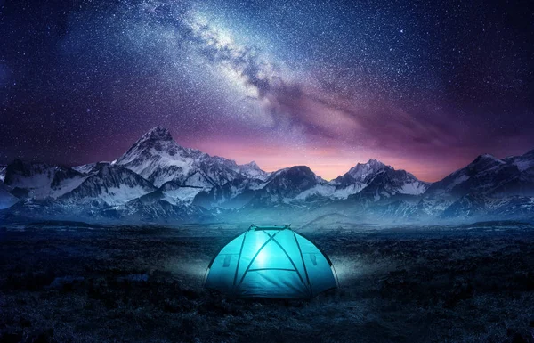 Campeggio in montagna sotto le stelle — Foto Stock