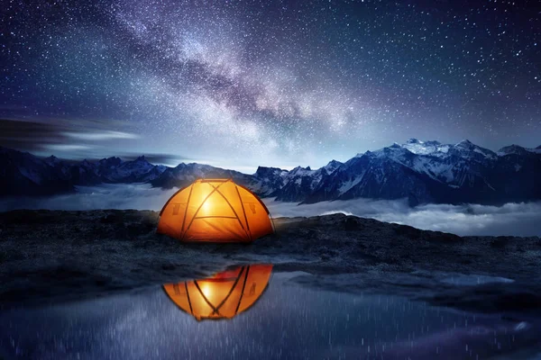 Aventura de acampamento sob as estrelas — Fotografia de Stock