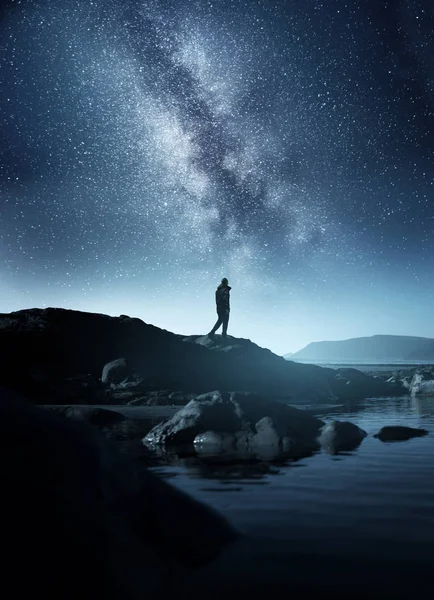 Bir Adam Gece Gökyüzünü izliyor — Stok fotoğraf