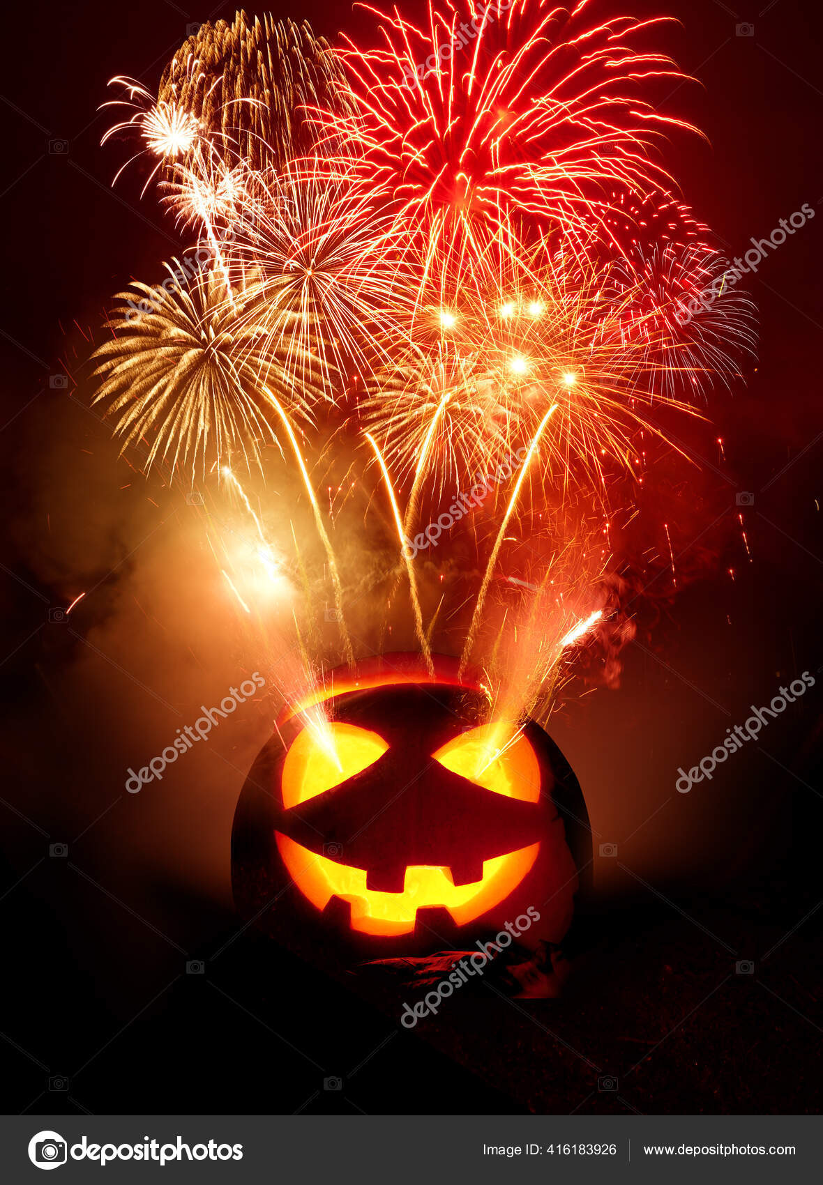 ハロウィンパーティーの背景 夜空に花火が打ち上げられるカボチャを彫ったジャック ランタン 写真合成 ストック写真 C Solarseven