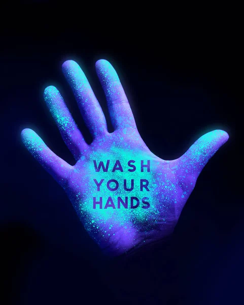 停止痛苦的蔓延 紫外光照射在紫外线下发光的人的手 显示细菌和病毒洗手概念 — 图库照片