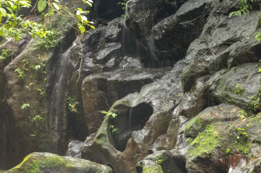 Erozyon kayada kalp şeklinde bir delik açtı. Endonezya, Bali 'de bir nehir yatağında kalp şeklinde bir boşluk..