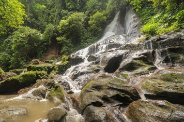 Endonezya 'nın Bali kentindeki tropikal ormanda Goa Giri Campuhan şelalesi. Şaşırtıcı ve güzel gizli Şelale Cennette.