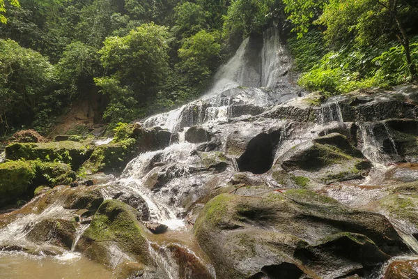 在印度尼西亚巴厘岛热带丛林中的场景瀑布果阿 坎普汉瀑布 神奇而美丽的隐藏在天堂的瀑布 — 图库照片