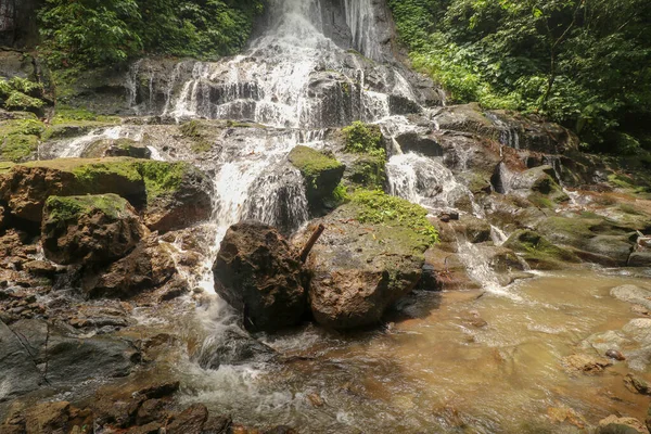 風景カスケードゴア カンプハン滝は インドネシアのバリの熱帯ジャングルの中にあります パラダイスの素晴らしいと美しい隠された滝 — ストック写真