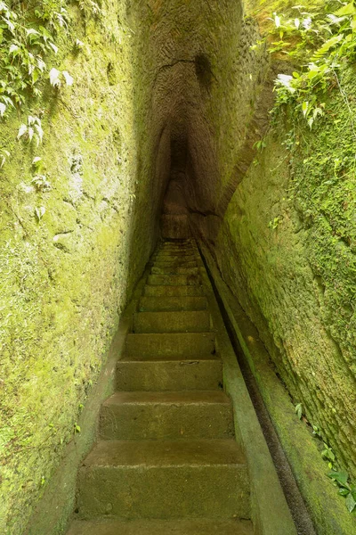Bir Mağaraya Merdiven Boşluğu Kayanın Içine Oyması Bir Tünelde Merdivenler — Stok fotoğraf