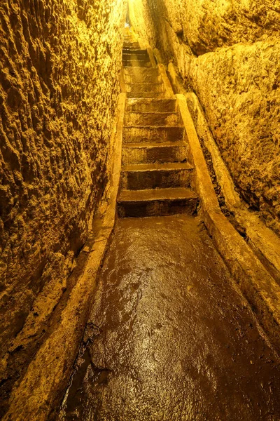 Bir Mağaraya Merdiven Boşluğu Kayanın Içine Oyması Bir Tünelde Merdivenler — Stok fotoğraf