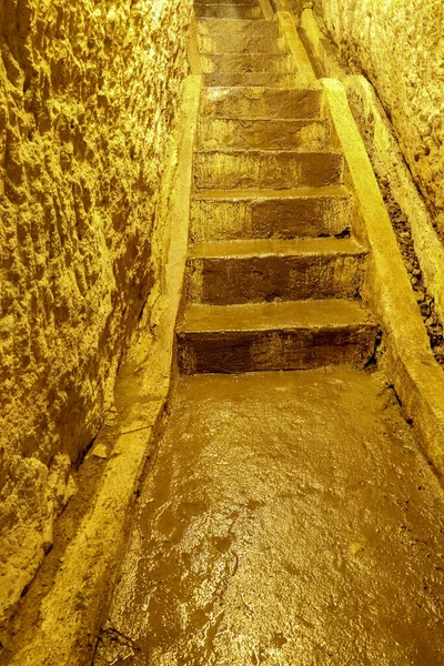 Bir Mağaraya Merdiven Boşluğu Kayanın Içine Oyması Bir Tünelde Merdivenler — Stok fotoğraf