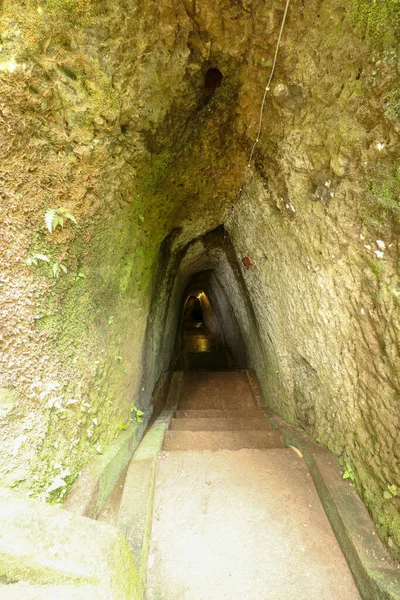 在丛林的岩石上开凿了一条历史性的隧道 在100年前荷兰人在印度尼西亚巴厘岛建造的岩石上的一条手工雕琢的隧道 — 图库照片