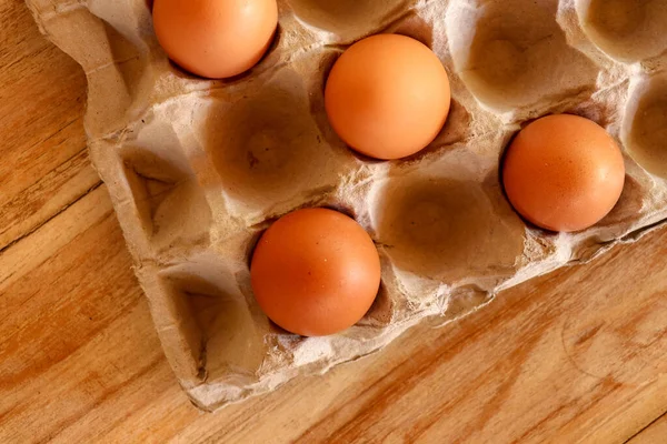 Тридцять Коричневих Курячих Яєць Картонній Упаковці Лотка Сирі Свіжі Яйця — стокове фото