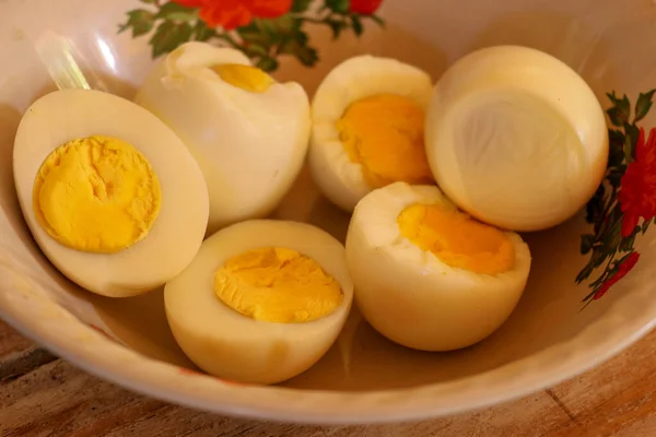 Perto Ovos Meio Cozidos Tigela Madeira — Fotografia de Stock