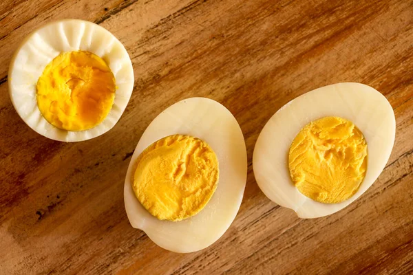 Jaja Gotowane Twardo Krojone Połówki Drewnianym Tle — Zdjęcie stockowe