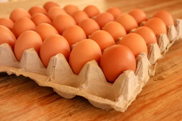 Ovos Frescos Marrons Bandeja Papel Sobre Fundo Branco Ovos Galinha — Fotografia de Stock