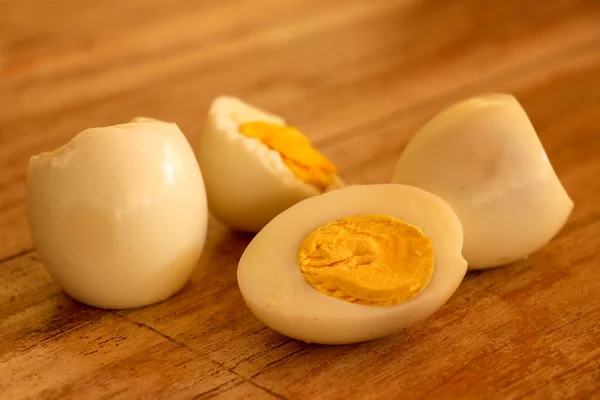 Ovos Cozidos Duramente Cortados Meio Fundo Madeira — Fotografia de Stock