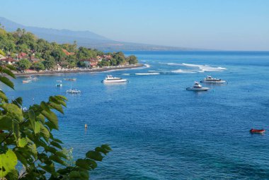 Jemeluk Körfezi, Amed. Amed hızla Endonezya 'nın Bali kentinde popüler bir turizm merkezi haline geliyor. Bali 'nin kuzeydoğusunda geçiyor, mükemmel şnorkelle yüzme, tüplü dalış, serbest dalış ve yogaya ev sahipliği yapıyor..