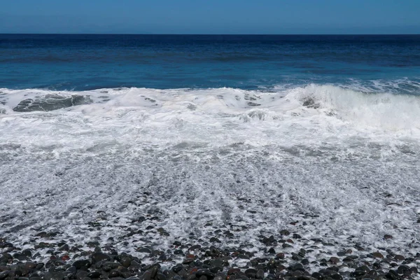 Een kleine storm drie of vier punten op zee, de golf raakt de kust met een grote kiezelsteen. Bali Zee, Indische Oceaan. Zomervakantie strand reizen. — Stockfoto