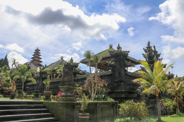 Храм Бесакиха Фоне Горы Агунг Бесаких Бали — стоковое фото