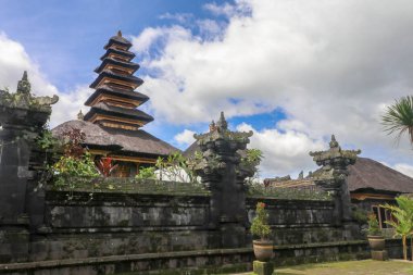 Besakih Tapınağı 'nın, Bali' nin, Endonezya 'nın Muhteşem Çatıları' nın İlginç Manzarası.