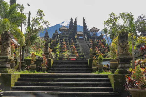 Храм Бесакиха Фоне Горы Агунг Бесаких Бали — стоковое фото
