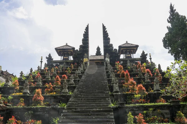 Escadas Para Pura Agung Besakih Templo Pelo Céu Azul Paisagem — Fotografia de Stock