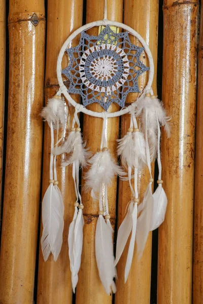 木製の背景に隔離された羽とビーズを持つブルードリームキャッチャー — ストック写真
