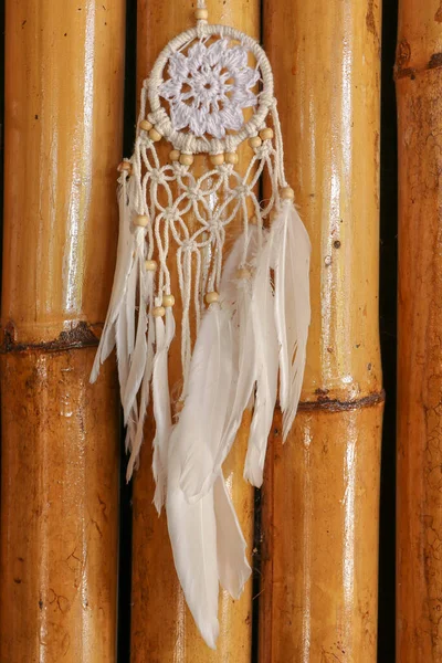 Atrapasueños Decorados Con Plumas Blancas Cuentas Madera Sobre Una Superficie —  Fotos de Stock