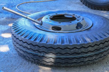 Yeni lastikler arabayı değiştirecek. Yeni kamyon lastikleri yerde yatıyor..