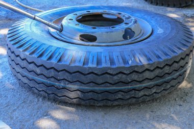 Yeni lastikler arabayı değiştirecek. Yeni kamyon lastikleri yerde yatıyor..