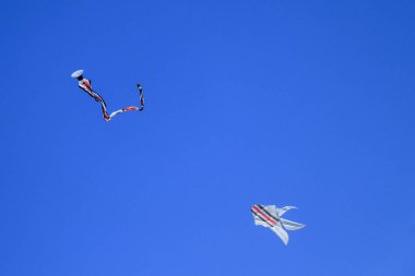 Geleneksel bale uçurtması. Balili çocuklar uçurtmalarla oynarlar.