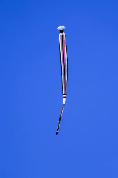 Kite Largo Tailfly Cielo Azul Cometa Colorida Cielo Azul Sin —  Fotos de Stock