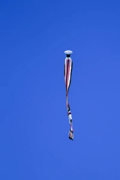 Kite Largo Tailfly Cielo Azul Cometa Colorida Cielo Azul Sin —  Fotos de Stock