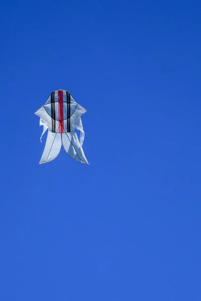 Balinéz Fehér Sárkány Színes Csíkokkal Repül Kék Felé Kék Tökéletes — Stock Fotó