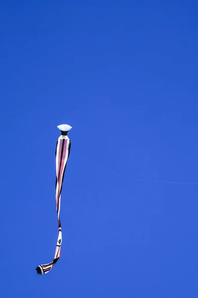 Vlieger Lange Staart Vliegen Blauwe Lucht Kleurrijke Vlieger Blauwe Lucht — Stockfoto