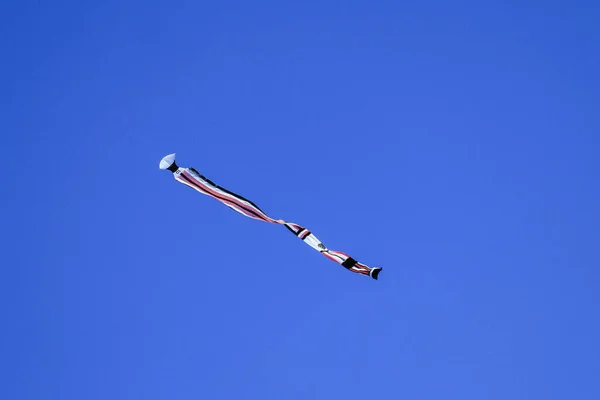 Kite Largo Tailfly Cielo Azul Cometa Colores Cielo Azul Sin —  Fotos de Stock