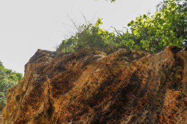 Suluban plajı, Bali, Endonezya. Doğal tatil geçmişi. Kayalık sahilde renkli bir gün doğumu. Plajda Anka Kuşu. Mavi okyanus. İyi tatiller. Tatil.