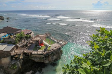 Pazar Sahil Kulübü, Single Fin, Blue Point, Suluban Sahili, Bali, Endonezya. Suluban Sahili, sörf cenneti, deniz manzaralı bir kayalık..
