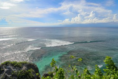 Suluban Sahili, Bali 'de okyanusa bakan Delpi Rock Salonu. Endonezya 'da. Burası gün batımını izlemek için güzel bir yer ve harika bir sörf yeri..